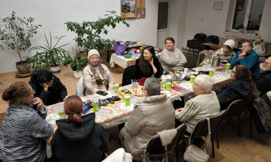 olya leading a bible study group