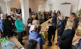 church congregation sharing a fellowship meal